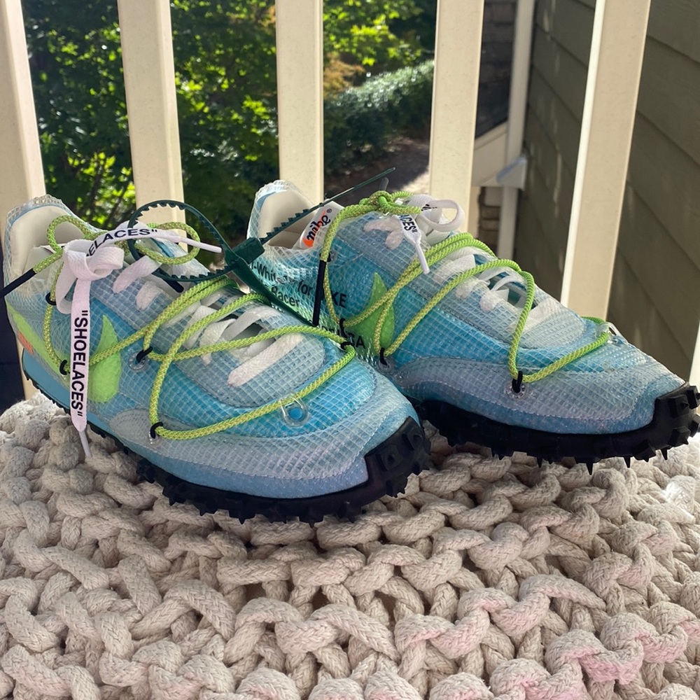 **LIKE NEW** Nike Women Off White Waffle Racer Vivid Sky